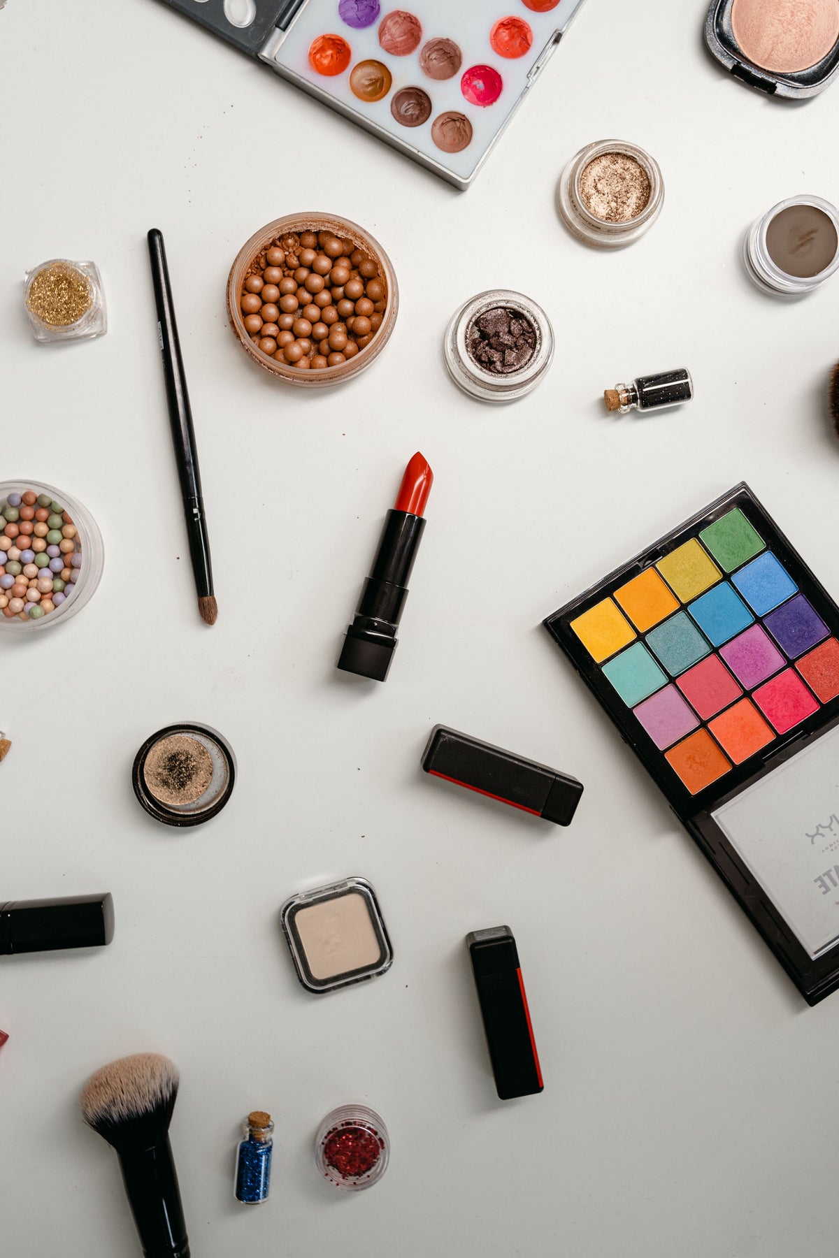 MAKE UP